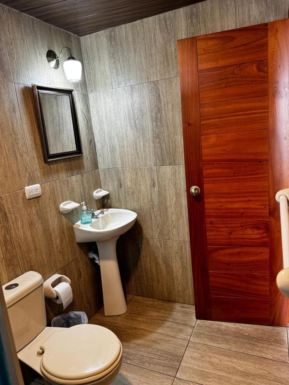 Hostal Muyuyo プエルトアヨラ エクステリア 写真